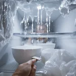 Adieu la glace dans le congélateur : l’astuce simple et redoutable pour un appareil toujours propre, efficace et sans givre