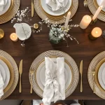 Fini nappes et sets : les tables élégantes adoptent désormais la simplicité de cet accessoire tendance