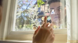 Pour sauver les oiseaux au printemps, un simple sticker sur vos fenêtres suffit vraiment